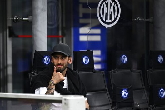 MILANO, ITALIA - 3 MAGGIO: Hakan Çalhanoglu dell'FC Internazionale prima della partita di Serie A tra Inter e Verona allo Stadio Giuseppe Meazza il 3 maggio 2025 a Milano, Italia. (Foto di Mattia Ozbot - Inter/Inter tramite Getty Images) Calhanoglu, l’uomo senza bandiera: il futuro incerto del regista dell’Inter- immagine 7