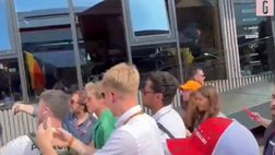VIDEO / Brad Pitt a Silverstone, fan scatenati a caccia di un selfie