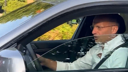 Milan, ecco Allegri: saluti e sorrisi all’arrivo a Milanello | VIDEO