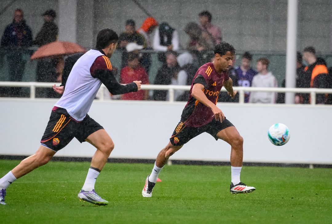 Roma, la seduta pomeridiana aperta ai tifosi al St. George’s Park – FOTO GALLERY - immagine 23