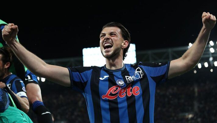 BERGAMO, ITALY - MAY 12: Lazar Samardzic of Atalanta BC celebrates his team-mates goal during the Serie A match between Atalanta BC and AS Roma at Gewiss Stadium on May 12, 2025 in Bergamo, Italy. (Photo by Marco Luzzani/Getty Images) Samardzic: “Magari segnerò nelle prossime! Felice per Lookman, su Krstovic e Sulemana…” - immagine 1