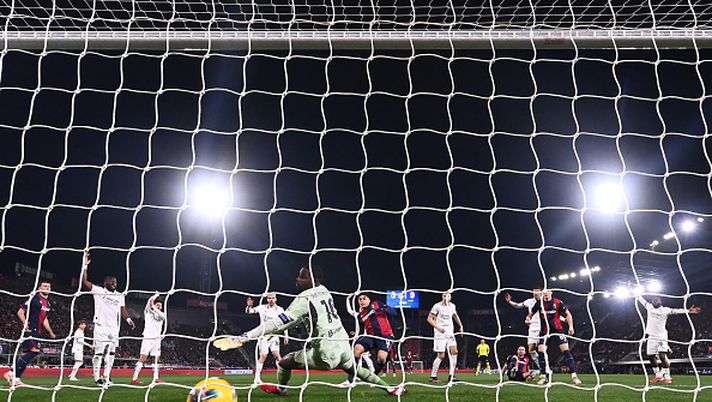 BOLOGNA, ITALY - FEBRUARY 27: Santiago Castro of Bologna scores his team's first goal past Mike Maignan of AC Milan during the Serie A match between Bologna and AC Milan at Stadio Renato Dall'Ara on February 27, 2025 in Bologna, Italy. (Photo by Alessandro Sabattini/Getty Images)  Mariani