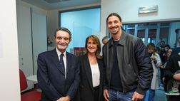 Ibrahimovic diventa Babbo Natale: consegna regali ai bambini dell’ospedale