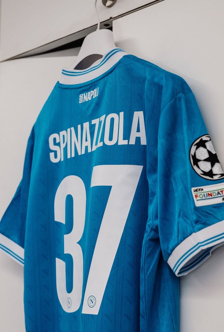 Sale l'attesa per il fischio d'inizio (fissato per le 21:00 odierne) di Napoli-Sporting Lisbona, gara valevole per la 2ª giornata della League Phase dell'annuale edizione di Champions. Per l'occasione, la squadra di Antonio Conte, come dimostra il seguente post pubblicato dalla società partenopea sul proprio account Instagram, scenderà in campo con indosso la maglia azzurra. Spunta, inoltre, un indizio per l'undici titolare dei padroni di casa: tra le foto compare la maglia di Vanja Milinkovic-Savic. È probabile, dunque, che il titolare tra i pali stasera sia il gigante serbo (a discapito di Alex Meret).