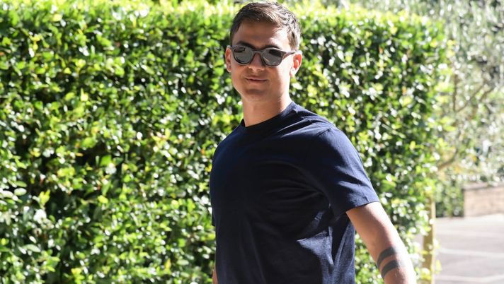 ROME, ITALY - JULY 10: AS Roma player Paulo Dybala arrives at Centro Sportivo Fulvio Bernardini on July 10, 2023 in Rome, Italy. (Photo by Luciano Rossi/AS Roma via Getty Images) L’attesa di Dybala: è felice alla Roma, ma aspetta il rinnovo: lo scenario - immagine 1