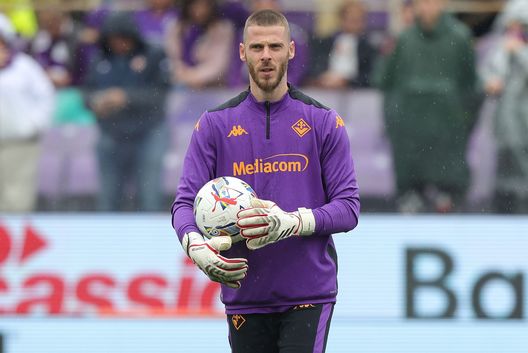 FLORENCE, ITALY - APRIL 13: David de Gea goalkeeper of ACF Fiorentina warm-up during the Serie A match between Fiorentina and Parma at Stadio Artemio Franchi on April 13, 2025 in Florence, Italy. (Photo by Gabriele Maltinti/Getty Images) Sentite Sport Mediaset: “La Juventus pensa a De Gea”- immagine 2
