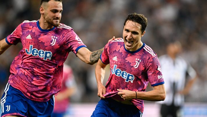UDINE, ITALY - JUNE 04: Federico Chiesa of Juventus celebrates after scoring his team's first goal with teammate Federico Gatti during the Serie A match between Udinese Calcio and Juventus at Dacia Arena on June 04, 2023 in Udine. (Photo by Daniele Badolato - Juventus FC/Juventus FC via Getty Images) Palmeri: “La Juve vuole incassare 140 milioni da Chiesa e Vlahovic” - immagine 1