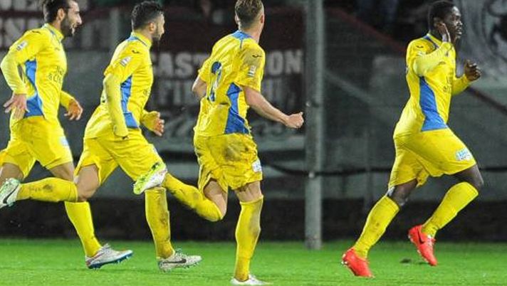 Gyasi esulta dopo il gol con la maglia della Carrarese (La Nazione) Lega Pro, tanta panchina per i giovani del Torino in prestito: Gyasi assist-man - immagine 1