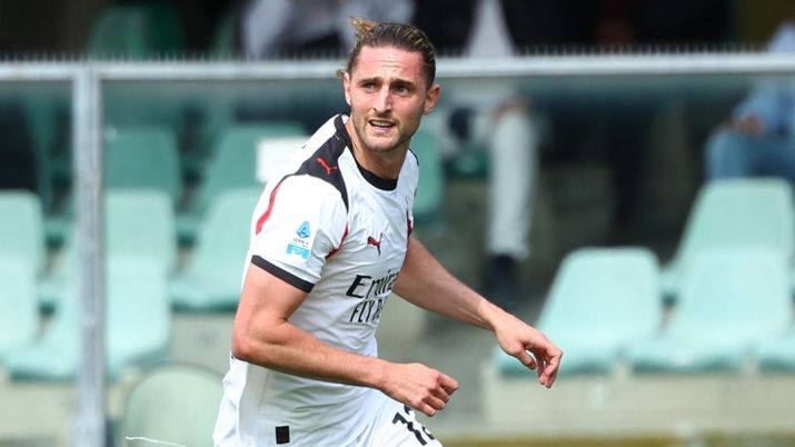 Adrien Rabiot centrocampista AC Milan in azione sul campo dell'Hellas Verona