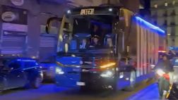 VIDEO Il Pullman dell’Inter arriva a Napoli: la reazione dei tifosi presenti