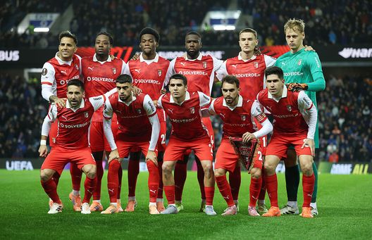 GLASGOW, SCOZIA - 27 NOVEMBRE: I giocatori dello Sporting Braga posano per una foto di squadra prima della partita della Fase a Gironi MD5 della UEFA Europa League 2025/26 tra Rangers FC e SC Braga allo Stadio Ibrox il 27 novembre 2025 a Glasgow, Scozia. (Foto di Ian MacNicol/Getty Images) Portogallo, Coppa di Lega: un tifoso del Braga ha un malore durante la finale e perde la vita- immagine 2