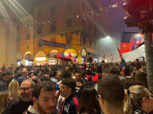Migliaia di persone per la festa rossoblù: delirio in Piazza Maggiore (FOTO)- immagine 4