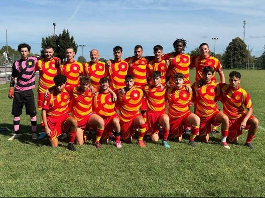 Giocatori dell'Union Mulazzano. (Foto presa dal sito ufficiale della squadra) Terza Categoria, allenatore squalificato si traveste da prete e aggredisce gli avversari- immagine 2