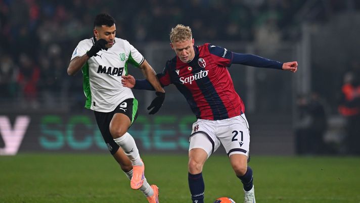 BOLOGNA, ITALY - DECEMBER 28: Samuele Mulattieri of US Sassuolo competes for the ball with Jens Odgaard of Bologna FC during the Serie A match between Bologna FC 1909 and US Sassuolo Calcio at Renato Dall'Ara Stadium on December 28, 2025 in Bologna, Italy. (Photo by Alessandro Sabattini/Getty Images) Verso Verona-Bologna, le possibili scelte di Italiano - immagine 1