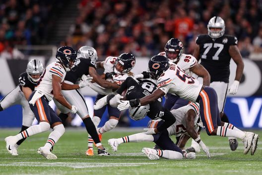 Stagione disastrosa per i Raiders, una delle peggiori squadre della NFL (Photo by Naomi Baker/Getty Images) Dove guardare Chargers-Raiders di NFL: streaming gratis, diretta TV e formazioni- immagine 2