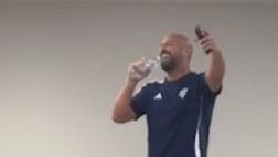 VIDEO / Como, Reina show a cena: canta, balla e fa il trenino