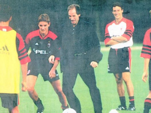 Luca Gotti, ai tempi del Milan, sorride alle spalle di Franco Baresi (Foto tratta da www.polesinesport.it)  Lecce, Gotti: 'Fonseca ha coraggio, ma cercheremo di fare male al Milan'