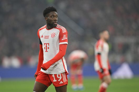 Davies con la maglia del Bayern Monaco. (Foto di Sebastian Widmann/Getty Images) Bayern Monaco, Alphonso Davies e il suo infortunio: “Ho avuto un crollo mentale”- immagine 2