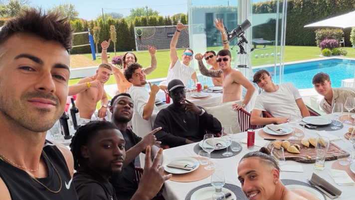Roma, allenamento e relax il 1° maggio: la foto dei giallorossi tra pranzo e piscina - immagine 1