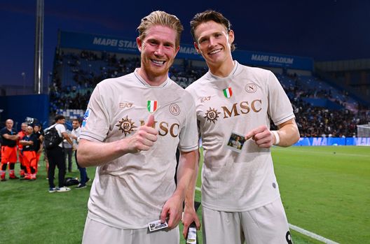 Kevin De Bruyne del Napoli e il compagno di squadra Scott McTominay posano per una foto a fine partita dopo la vittoria nella partita di Serie A tra US Sassuolo Calcio e SSC Napoli allo Stadio Mapei Città del Tricolore, il 23 agosto 2025 a Sassuolo, Italia. (Foto di Alessandro Sabattini/Getty Images) Manchester City-Napoli, i duelli chiave del match: ecco dove si decide la partita- immagine 2