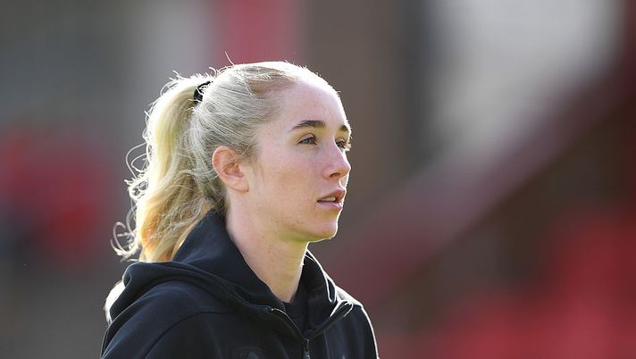 DAGENHAM, ENGLAND - OCTOBER 05: Missy Bo Kearns of Aston Villa inspects the pitch prior to the Barclays Women's Super League match between West Ham United and Aston Villa at Chigwell Construction Stadium on October 05, 2025 in Dagenham, England. (Photo by Alex Burstow/Getty Images) Tristezza in casa Villans: Missy Bo Kearns annuncia di aver perso il bambino durante la gravidanza - immagine 1