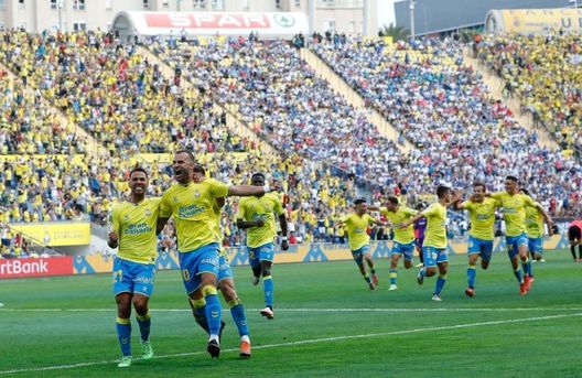 Derby delle Canarie: scontri tra tifosi del Las Palmas e Tenerife prima della partita- immagine 2