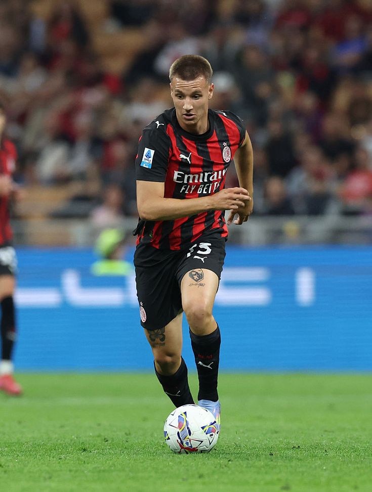 MILAN, ITALY - MAY 24: Francesco Camarda of AC Milan in action during the Serie match between Milan and Monza at Stadio Giuseppe Meazza on May 24, 2025 in Milan, Italy. (Photo by Claudio Villa/AC Milan via Getty Images) Milan, il futuro di Francesco Camarda: rinnovo e prestito- immagine 2