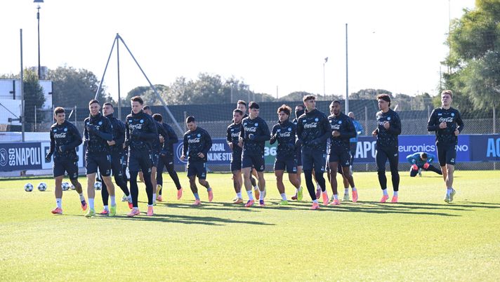 LISBON, PORTUGAL - DECEMBER 09: Players of SSC Napoli during a training session ahead of the Champions League Match between Benfica and SSC Napoli at Estádio da Luz on December 09, 2025 in Lisbon, Portugal. (Photo by SSC NAPOLI/SSC NAPOLI via Getty Images) Verso Udinese-Napoli, Conte valuta le condizioni di tre azzurri: le ultime – TS - immagine 1