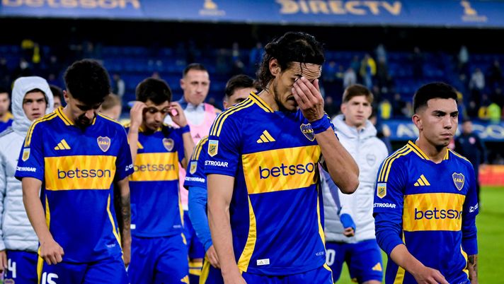 BUENOS AIRES, ARGENTINA - MAY 19: Edinson Cavani (C) of Boca Juniors and teammates leave the pitch after losing the Torneo Apertura Betano 2025 quarterfinals match between Boca Juniors and Independiente at Estadio Alberto J. Armando on May 19, 2025 in Buenos Aires, Argentina. (Photo by Marcelo Endelli/Getty Images) Boca Juniors
