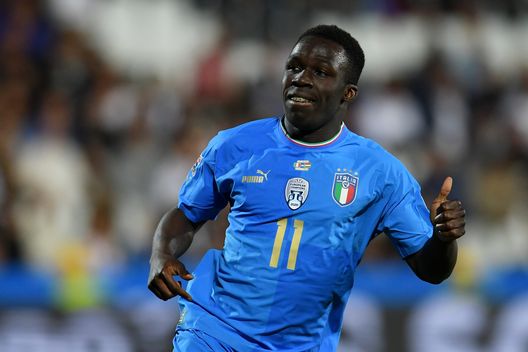 CESENA, ITALY - JUNE 07: Degnand Wilfried Gnonto of Italy looks on during the UEFA Nations League League A Group 3 match between Italy and Hungary on June 07, 2022 in Cesena, Italy. (Photo by Claudio Villa/Getty Images) Si allontana il ritorno di Gnonto in Italia: l’Inghilterra ancora alle porte- immagine 2