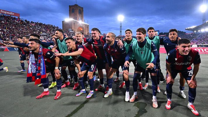 BOLOGNA, ITALY - APRIL 20: Players of Bologna celebrate victory to fans after defeating FC Internazionale 1-0 in the Serie A match between Bologna and FC Internazionale at Stadio Renato Dall'Ara on April 20, 2025 in Bologna, Italy. (Photo by Alessandro Sabattini/Getty Images) Vice Italiano: “Castro da gestire e non al 100%, ecco perché. Dallinga, El Azzouzi e Orsolini…” - immagine 1