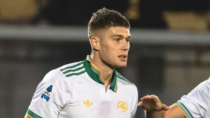 LECCE, ITALY - JANUARY 06: Artem Dovbyk of AS Roma celebrates after scored the second goal for his team during the Serie A match between US Lecce and AS Roma at Stadio Via del Mare on January 06, 2026 in Lecce, Italy. (Photo by Fabio Rossi/AS Roma via Getty Images) FLASH – Roma, gol e infortunio per Dovbyk: costretto al cambio contro il Lecce - immagine 1