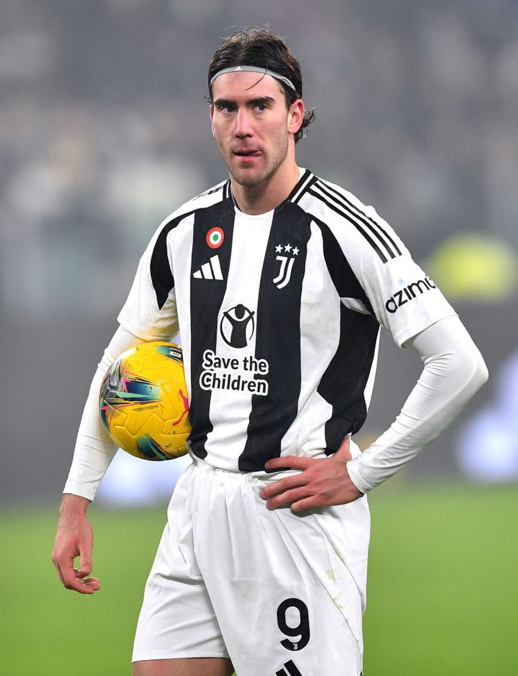 TURIN, ITALY - DECEMBER 14: Dusan Vlahovic of Juventus looks on before taking a penalty kick and scoring his team's second goal during the Serie A match between Juventus and Venezia at Allianz Stadium on December 14, 2024 in Turin, Italy. (Photo by Valerio Pennicino/Getty Images) Missione Vlahovic: il Milan sogna il colpo grosso a prezzo di saldo- immagine 3