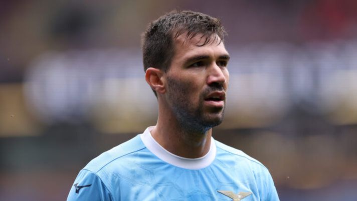 BURNLEY, ENGLAND - AUGUST 09: Alessio Romagnoli of SS Lazio during the pre-season friendly match between Burnley and SS Lazio at Turf Moor on August 09, 2025 in Burnley, England. (Photo by Alex Livesey/Getty Images) Dybala, Lookman, Gollini, Loftus, Romagnoli, Diao, Anjorin, Adams, Belotti, Piccoli: le risposte al fanta - immagine 1