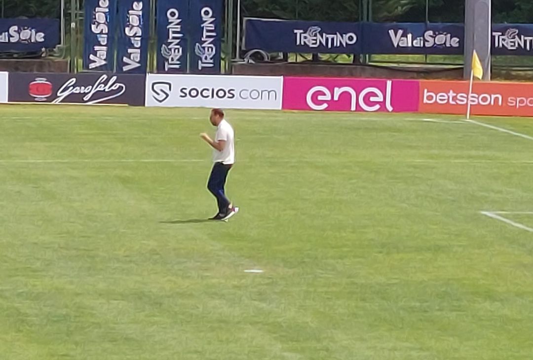 Il ds azzurro Manna parla a telefono in mezzo al campo dopo l'allenamento dei giocatori a Dimaro