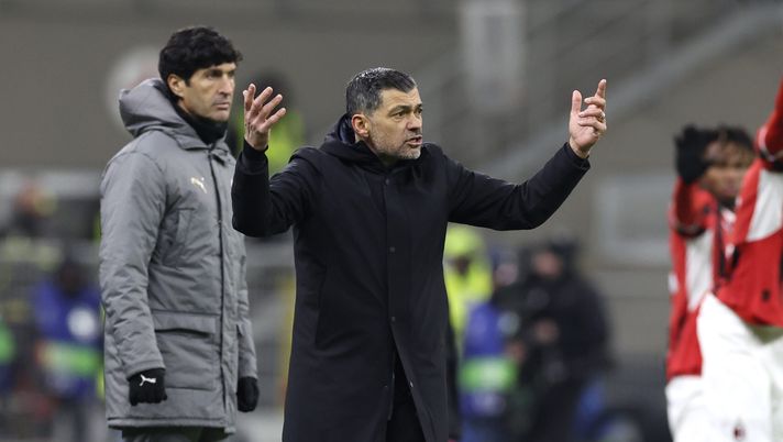 MILAN, ITALY - FEBRUARY 18: Head coach of AC Milan Sergio Conceicao gestures during the UEFA Champions League 2024/25 League Knockout Play-off second leg match between AC Milan and Feyenoord at  on February 18, 2025 in Milan, Italy. (Photo by Claudio Villa/AC Milan via Getty Images)  milan-feyenoord-conceicao-dichiarazioni-san-siro-diretta-live-risultato-sky-champions-league-theo-hernandez-gimenez