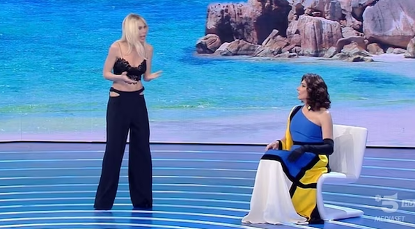 Mediaset Ilary Blasi, ecco il look per la seconda puntata de l’Isola. Dai social ancora critiche- immagine 2