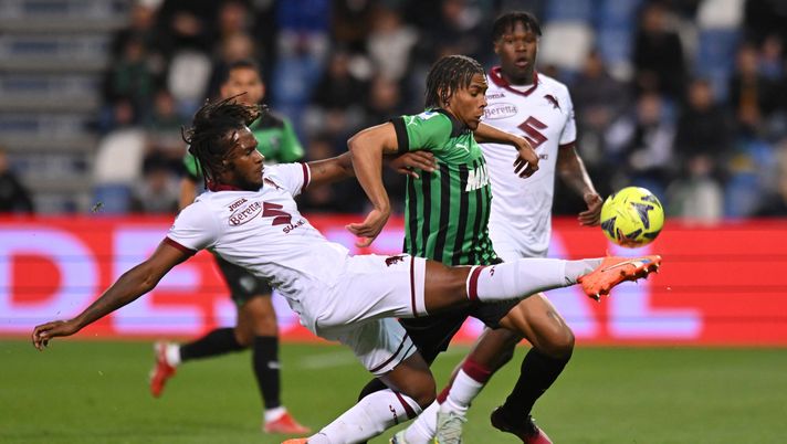 REGGIO NELL'EMILIA, ITALY - APRIL 03: Armand Lauriente of US Sassuolo is challenged by Andreaw Gravillon of Torino FC during the Serie A match between US Sassuolo and Torino FC at Mapei Stadium - Citta' del Tricolore on April 03, 2023 in Reggio nell'Emilia, Italy. (Photo by Alessandro Sabattini/Getty Images) Torino, il pagellone di fine stagione: Gravillon 5.5, non verrà riscattato - immagine 1