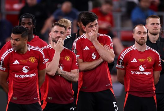 BILBAO, SPAGNA - MAGGIO 21: Luke Shaw and Harry Maguire delusi durante la premiazione della finale di Europa League 2025 (Foto di Ryan Pierse/Getty Images) Manchester United, il ko in finale di EL costa caro: penale da 10 milioni all’Adidas- immagine 2