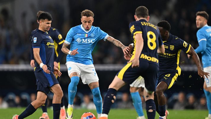NAPLES, ITALY - JANUARY 14: Noa Lang of SSC Napoli battles for possession with Christian Ordonez of Parma Calcio 1913 during the Serie A match between SSC Napoli and Parma Calcio 1913 at Stadio Diego Armando Maradona on January 14, 2026 in Naples, Italy. (Photo by Francesco Pecoraro/Getty Images) Napoli, contro il Parma un altro pareggio. Gli azzurri invitano l’Inter alla prima fuga - immagine 1