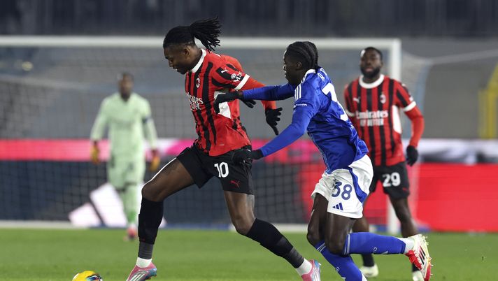 Assane Diao del Como combatte con Rafael Leao durante la partita di Serie A contro il Milan (Foto di Claudio Villa/AC Milan via Getty Images) Milan Como