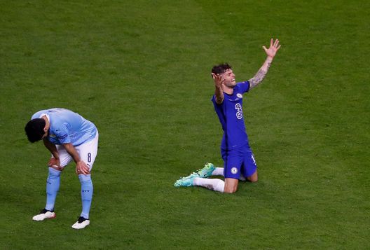 Pulisic in ginocchio per la vittoria della Champions League 2020-21. (Photo by Susan Vera - Pool/Getty Images) Il Milan ha il suo “Grande Gatsby”: l’importanza di Christian Pulisic negli schemi di Allegri- immagine 3