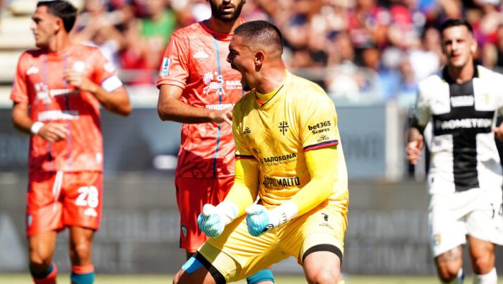 CAGLIARI, ITALY - SEPTEMBER 13: Elia Caprile of Cagliari Calcio reacts during the Serie A match between Cagliari Calcio and Parma Calcio 1913 at Stadio Sant'Elia on September 13, 2025 in Cagliari, Italy. (Photo by Pier Marco Tacca/Getty Images) Chi schierare in porta alla quarta giornata al fantacalcio: la divisione fascia per fascia- immagine 1