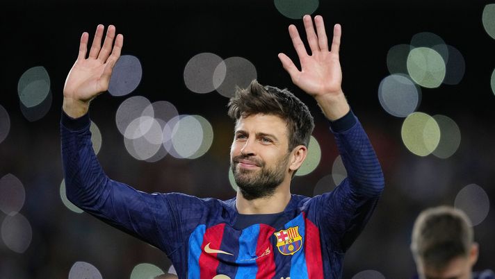 BARCELONA, SPAIN - NOVEMBER 05: Gerard Pique of FC Barcelona waves to fans as they take part in a lap of honour after the LaLiga Santander match between FC Barcelona and UD Almeria at Spotify Camp Nou on November 05, 2022 in Barcelona, Spain. (Photo by Alex Caparros/Getty Images) Piquè: “Il Barça è un club a sé, molto diverso dal Milan. Ecco perché” - immagine 1