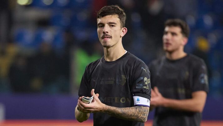 PARMA, ITALY - DECEMBER 15: Enrico Delprato of Parma Calcio reacts during the Serie A match between Parma and Verona at Stadio Ennio Tardini on December 15, 2024 in Parma, Italy. (Photo by Emmanuele Ciancaglini/Getty Images) Dalla novità Hernani a Delprato, chi recupera e chi no in casa Parma: il punto - immagine 1