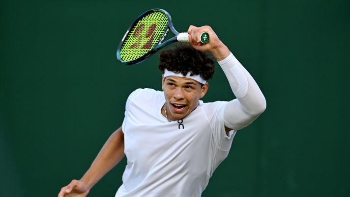 LONDON, ENGLAND - JULY 06: Ben Shelton of United States plays a forehand against Laslo Djere of Serbia in the Men's Singles second round match during day four of The Championships Wimbledon 2023 at All England Lawn Tennis and Croquet Club on July 06, 2023 in London, England. (Photo by Shaun Botterill/Getty Images) Laver Cup, parte fortissimo il Team World: netto 4-0, solo un set vinto dall’Europa - immagine 1