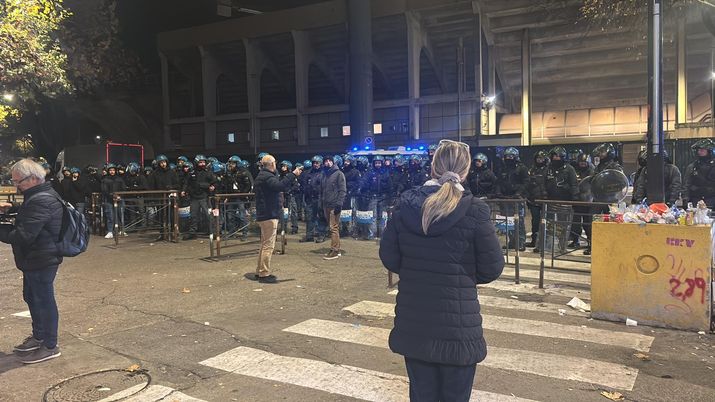 Tensione fuori dal Franchi: polizia in tenuta antisommossa insieme agli ultras Tensione fuori dal Franchi: polizia in tenuta antisommossa insieme agli ultras - immagine 1