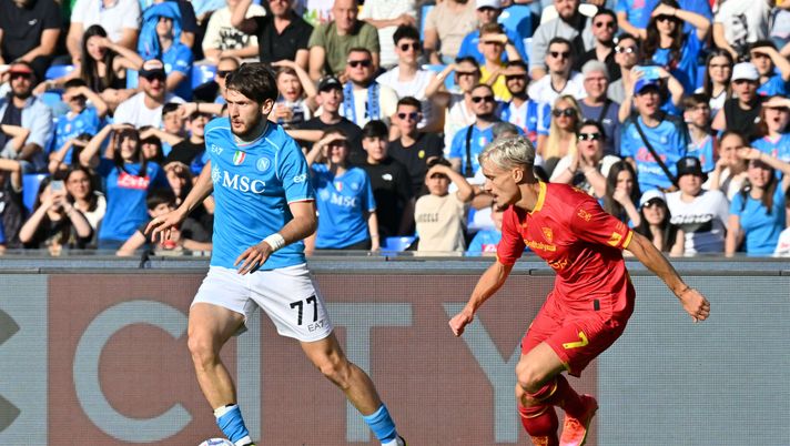 NAPLES, ITALY – MAY 26: Khvicha Kvaratskhelia of SSC Napoli battles for possession with Pontus Almqvist of US Lecce during the Serie A TIM match between SSC Napoli and US Lecce at Stadio Diego Armando Maradona on May 26, 2024 in Naples, Italy. (Photo by Francesco Pecoraro/Getty Images) Georgia, il CT Sagnol: “Ecco il mio consiglio a Kvara” - immagine 1