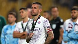 Fiorentina, rabbia dei tifosi: “Rispettate la nostra maglia”. Poi seggiolini in campo