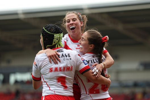 Le ragazze del St Helens festeggiano dopo una meta (Foto di George Wood/Getty Images) St Helens rugby femminile